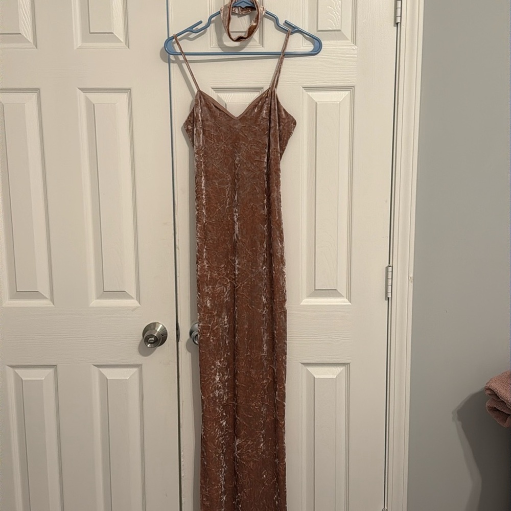Crush velvet, appearing Maxi dress with choker, total 2016 vibes.